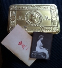 AN EXCELLENT & COMPLETE PRINCESS MARY BOX. With CIGARETTE & TOBACCO PACKS. Christmas Card & Photo of Mary. As issued at Christmas 1914 /1915 in The Great War.  FOUR NOW AVAILABLE FOR CHRISTMAS 2019 ...BUT HURRY !!!! 