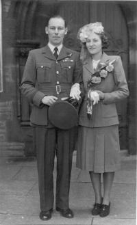 A CLASSIC BOMBER "106 & 617 Sqd" (TALLBOY) DISTINGUISHED FLYING CROSS & AIRCREW  (F&G) GROUP of 5. To: Flt/Lt R.A.ROBERTS (NAV) R.A.F.(V.R.) & Log Book. Bombed the most important targets of the war.
