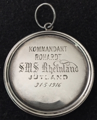 THE EXQUISITE IMPERIAL GERMAN NAVY “JUTLAND” CAPTAINS’ MEDAL. With Contemporary Naming: “KOMMANDANT ROHARDT. SMS RHEINLAND. JUTLAND.31.5.1916 (15ct Gold & .835 silver) 