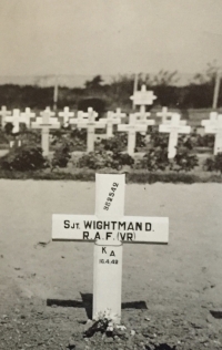 An Emotive & Unusual 106 Sqd (Manchesters) RAF Bomber Command, Aircrew Europe, WOP/AG Casualty Trio with Badges & Photographs. Lost while Minelaying off the French Coast 16/17 April 1942.