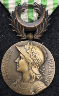 A RARE & DESIRABLE FOREIGN AWARD of  DISTINGUISHING SERVICE MEDAL” To: FRENCH “Brevete” RENAUD GABIER. Crewman in French Battleship “CHARLEMAGNE” For Gallantry, Dardanelles on 18th March 1915.