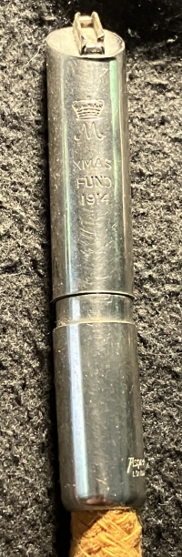 AN EXCESSIVELY RARE (& PRACTICALLY UNOBTAINABLE)
PRINCESS MARY’S CHRISTMAS FUND 1914. Original Cigarette & Pipe “Trench Strike Lighter & Tinder Smoulder Wick”